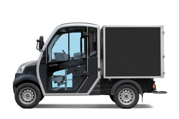 небольшой электрический грузовик доставки изолированы на белом - van white truck mini van стоковые фото и изображения