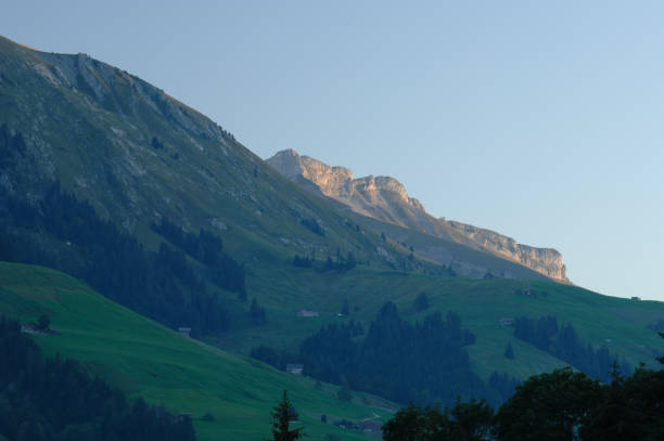 vue de montagne des mévils, château d’oex, suisse au lever du soleil - chateau doex photos et images de collection