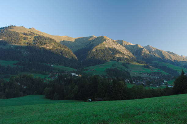 vue de montagne des mévils, château d’oex, suisse au lever du soleil - chateau doex photos et images de collection