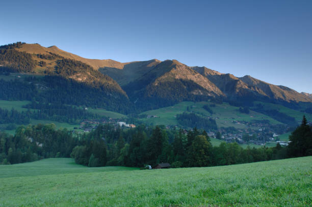 vue de montagne des mévils, château d’oex, suisse au lever du soleil - chateau doex photos et images de collection