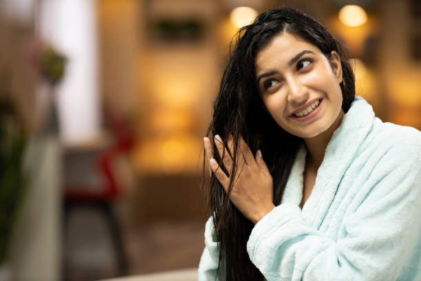 verticale d’une jeune femme avec une belle photo de stock de sourire - cheveux photos et images de collection