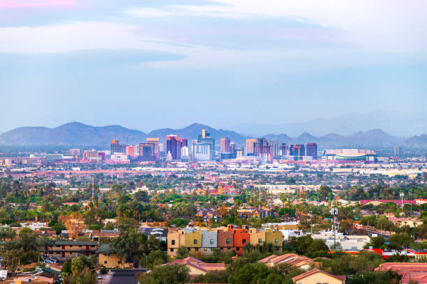 phoenix, arizona skyline ao anoitecer - phoenix arizona city road - fotografias e filmes do acervo