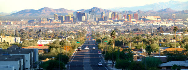 horizon de centre-ville de phoenix, arizona - phoenix arizona city road photos et images de collection