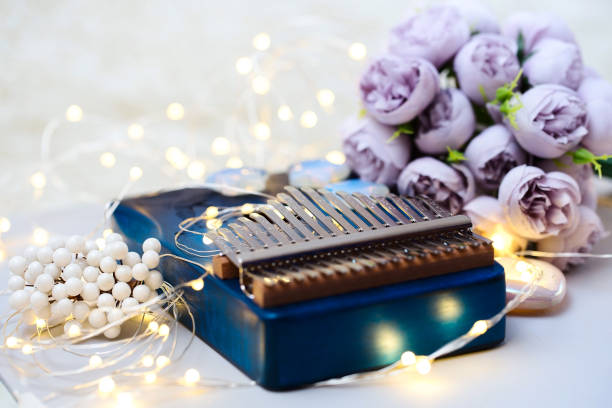 kalimba em um fundo cinza com decorações e iluminação. instrumento musical tradicional, fácil de aprender, close-up. - music box - fotografias e filmes do acervo