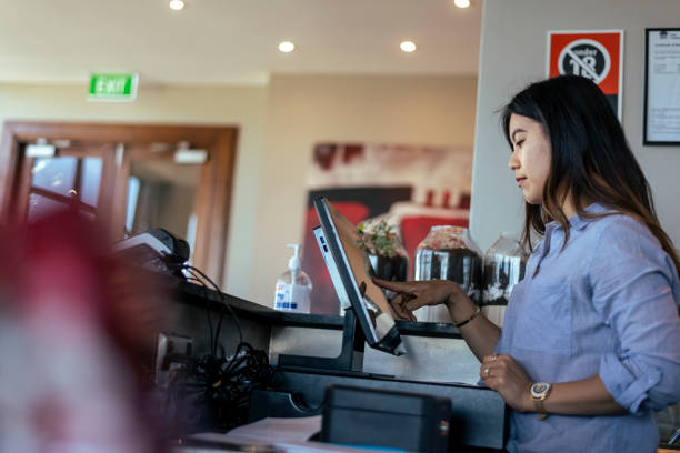 웨이트리스는 터치 스크린 컴퓨터를 사용하여 음식 순서를 두고 - cash register restaurant bar counter paying 뉴스 사진 이미지