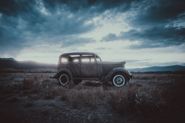 auto d'epoca nella natura selvaggia nordamericana - old paintwork immagine foto e immagini stock