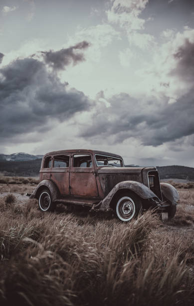 carro vintage no deserto norte-americano - old paintwork - fotografias e filmes do acervo