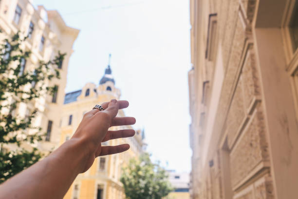 istock Walk through Vienna, the hand shows the sights 1290772863