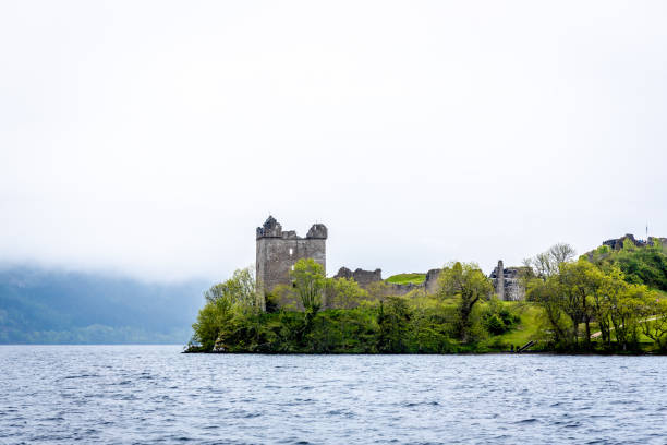 urquhart castle am loch ness, einem großen, tiefen süßwasserloch in den schottischen highlands südwestlich von inverness - highlands region loch reflection mountain stock-fotos und bilder