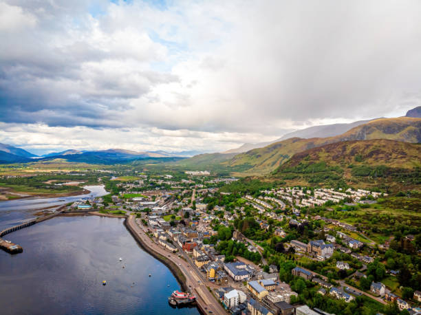 veduta aerea di fort william, una città delle highlands scozzesi occidentali, sulle rive del loch linnhe, noto come porta d'accesso al ben nevis - ben nevis nevis ben loch foto e immagini stock