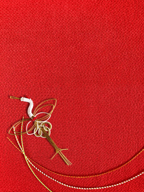 A crane made of Mizuhiki is displayed on the red crepe. \