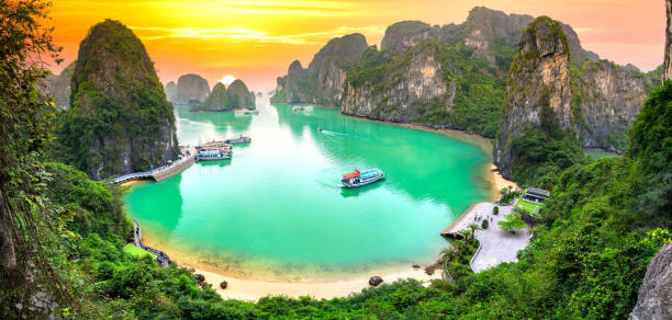 marzycielski zachód słońca krajobraz halong bay, wietnam - vietnam halong bay bay photography zdjęcia i obrazy z banku zdjęć