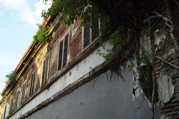 istock The side of the old building 1290787888