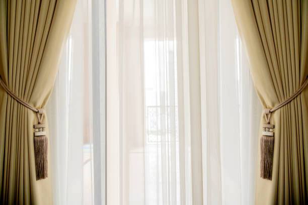 tenda marrone morbido con luce del mattino dalla camera da letto finestra sfondo interno casa belle idee concetto - domestic room elegance window abstract foto e immagini stock