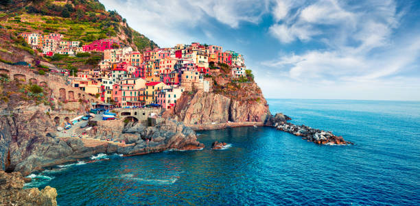 丘都市 - manarola のチンクエ ・ テッレ シーケンスの第二の都市。リグーリア州、イタリア、ヨーロッパでカラフルな春の朝。地中海の美しい海の景色。コンセプトの背景を旅行します。 - town village hill panoramic ストックフォトと画像