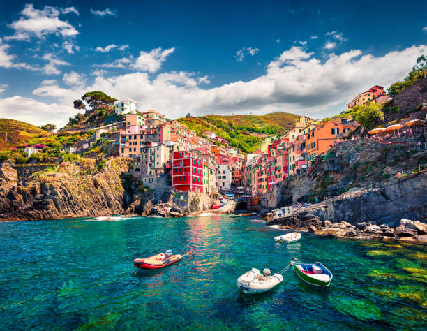 première ville de la séquence cinque terre des villes de colline - riomaggiore. vue colorée de matin de ligurie, italie, europe. grand paysage marin de source de la mer méditerranée. fond de concept de voyage. - cinque terre photos et images de collection