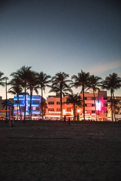 promenade de miami beach au crépuscule - ocean drive south beach night miami beach photos et images de collection