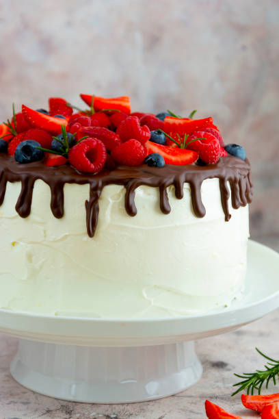 gâteau au glaçage au chocolat et baies fraîches, dessert maison - cake dessert birthday cake mousse photos et images de collection