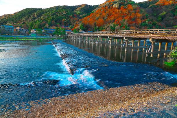 paisagem japonesa ponte 1088 - togetsu kyo bridge - fotografias e filmes do acervo