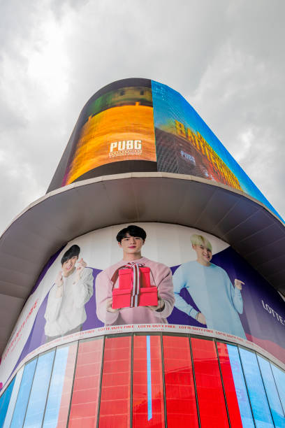 huge colorful screens at the shopping center building in the metropolis of bangkok in thailand. huai khwang. - huai khwang district imagens e fotografias de stock