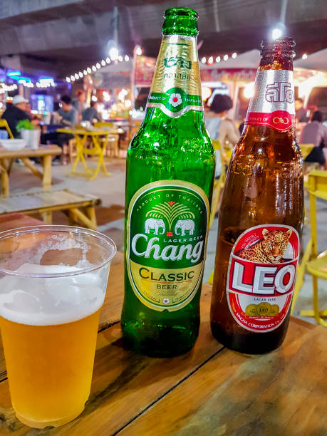 chang and leo beer thai night market street food in huai khwang, bangkok, thailand. - huai khwang district imagens e fotografias de stock