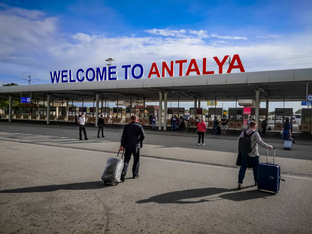 grand panneau bienvenue à antalya à l’aéroport - resting place photos et images de collection