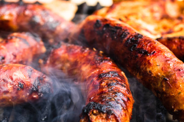 バーベキューグリルの自家製ソーセージの詳細をクローズアップ。バーベキュー、グリル、食べ物のコンセプト。 - sausage bratwurst barbecue grill barbecue ストックフォトと画像