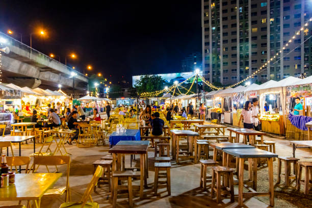 typical thai night market street food. the proud market rca in huai khwang, bangkok, thailand. - huai khwang district imagens e fotografias de stock