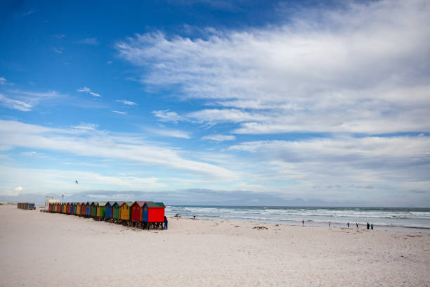 kolorowe szatnie na plaży muizenberg, kapsztad - surf scene zdjęcia i obrazy z banku zdjęć