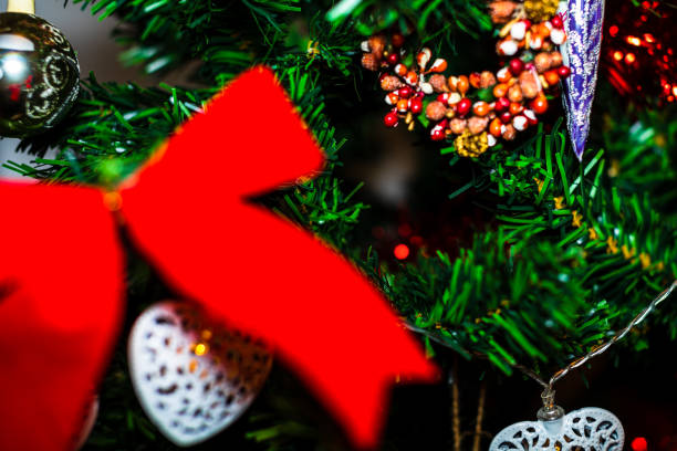 전나무에 크리스마스 매달려 장식. 장식 된 크리스마스 트리. 크리스마스 장식 전나무 가지. - 7962 뉴스 사진 이미지