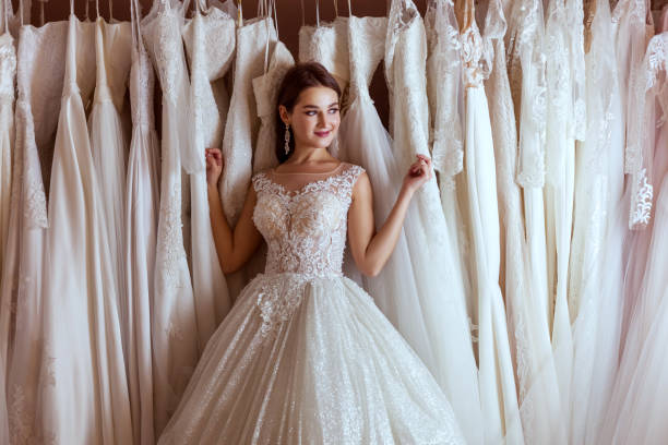 verticale d’une jeune mariée dans une robe de mariage luxueuse. - wedding bride buying caucasian photos et images de collection