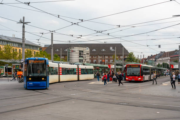 intercambiador de autobuses y tranvías de bremen en hauptbahnhof, alemania - trolley bus fotografías e imágenes de stock