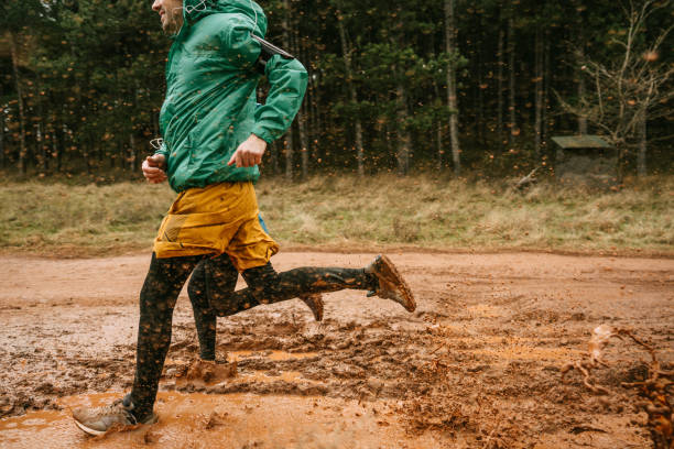 jeunes couples faisant du jogging ensemble par mauvais temps - courir sous la pluie photos et images de collection