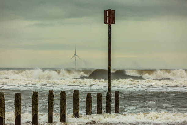 ノーサンバーランドのブライスビーチで嵐と輝きの一日, 波が海岸を打つように - blustery ストックフォトと画像