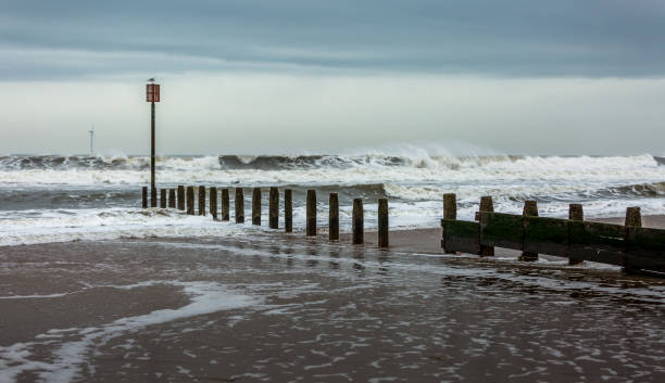 burzliwy i blustery dzień na plaży blyth w northumberland, jak fale ciasto wybrzeża - blustery zdjęcia i obrazy z banku zdjęć