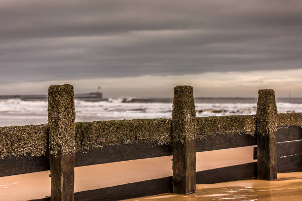 ノーサンバーランドのブライスビーチで嵐と輝きの一日, 波が海岸を打つように - blustery ストックフォトと画像