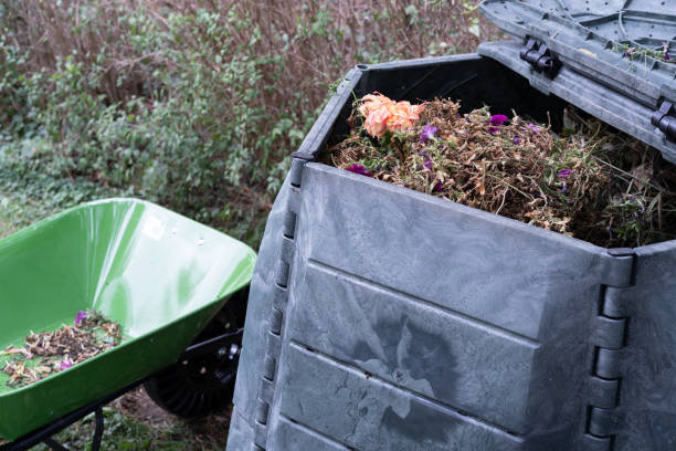 nahaufnahme des kompostenden papierkorbs, der mit gartenabfällen gefüllt ist. null abfall,nachhaltigkeit und umweltschutzkonzept - faded close up horizontal outdoors stock-fotos und bilder