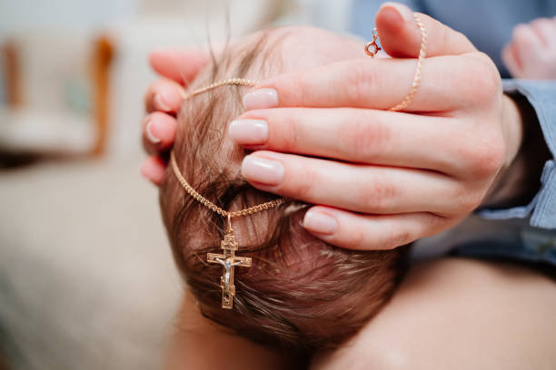 bébé avec une croix d’or sur une chaîne sur la tête. la foi chrétienne. - baptism altar jesus christ church photos et images de collection
