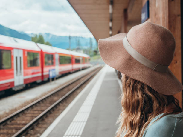 역에서 기차를 기다리는 여성 - graubunden canton switzerland station mountain 뉴스 사진 이미지