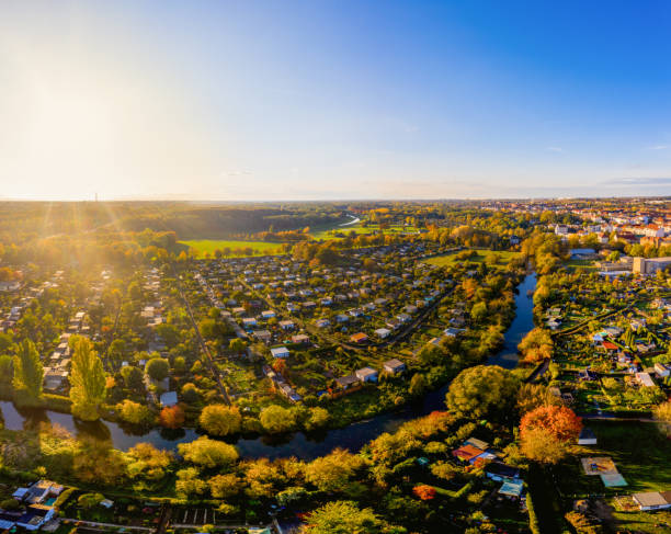 vista aerea sul fiume elster bianco germania in autunno - kleingarten foto e immagini stock