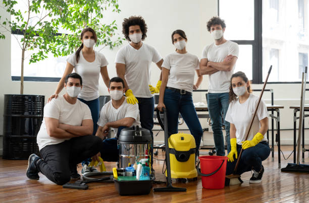 groupe de nettoyeurs professionnels travaillant dans un bureau portant des masques pendant la pandémie - équipage de bateau photos et images de collection