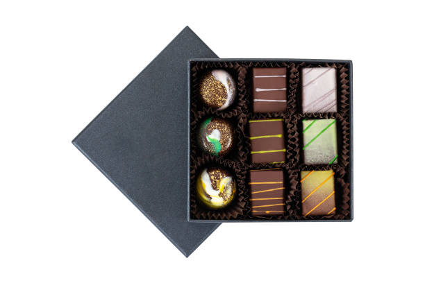 conjunto de caramelos de chocolate coloridos en caja aislados sobre fondo blanco - craft chocolate candy black box fotografías e imágenes de stock