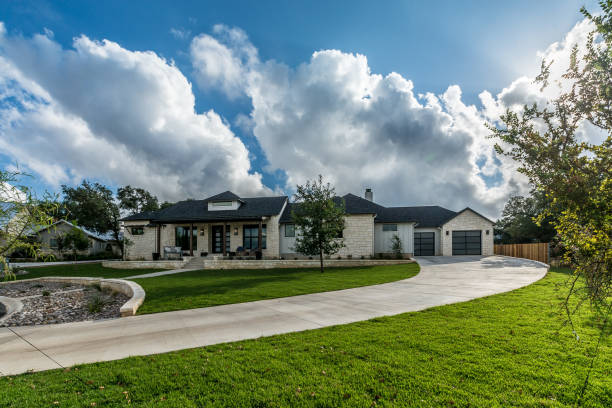 istock Long circular driveway leading to large Texas home 1290907300