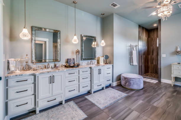 istock Beautiful off-white cabinets in master bathroom 1290907305