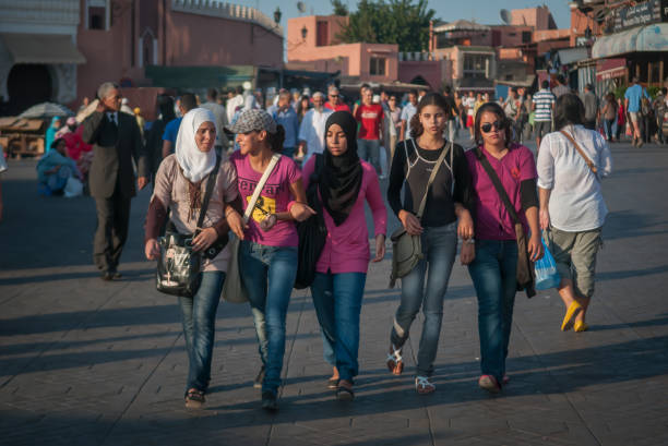 marrakech es la 4a ciudad más grande del reino de marruecos. marruecos es un país árabe en el norte de africa. - sunset in islamic country fotografías e imágenes de stock