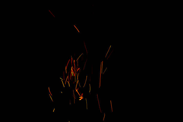 faíscas vermelhas em chamas voam de fogo grande no céu noturno. belo fundo abstrato sobre o tema fogo, luz e - arson black bright burning - fotografias e filmes do acervo