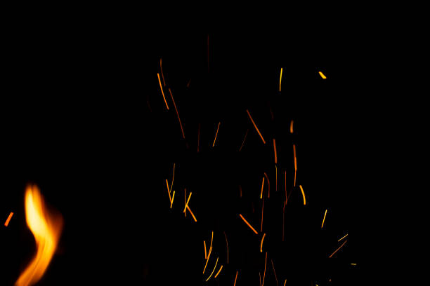 faíscas vermelhas em chamas voam de fogo grande no céu noturno. belo fundo abstrato sobre o tema fogo, luz e - arson black bright burning - fotografias e filmes do acervo