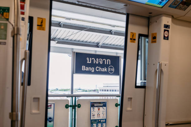 bts(バンコク(マス)トランジットシステムのホームから開いたドアとバンチャク駅のバナーが登場、バンコク、タイ。 - train railroad station platform railroad station vehicle door ストックフォトと画像