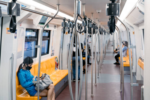 la gente tailandesa local transporta dentro del tren de bangkok (mass) transit system en el mediodía, bangkok, tailandia. - bangkok mass transit system fotografías e imágenes de stock