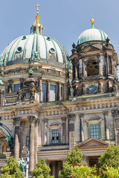 dom berliner dom auf der museumsinsel in berlin. - berlin cathedral berlin germany museum island sunlight stock-fotos und bilder